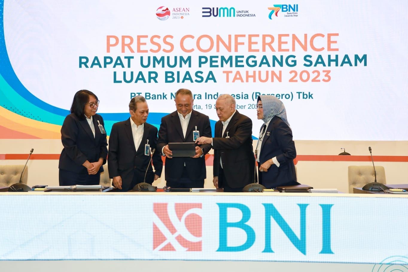 Direktur Utama BNI Royke Tumilaar (tengah) berfoto bersama jajaran direksi saat RUPSLB 2023 di Jakarta. DOK BNI